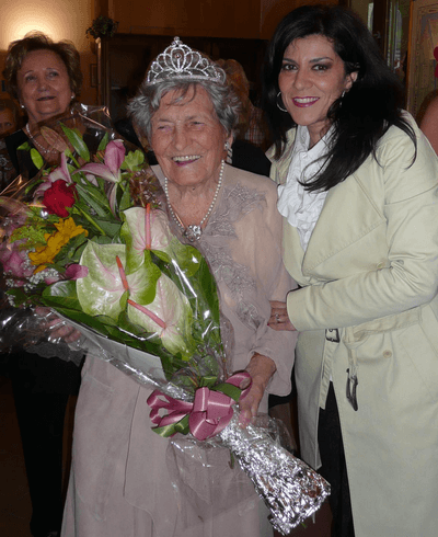 Nonna Dina con l'assessore durante il 100° compleanno