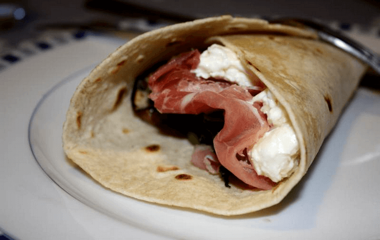 piadina romagnola arrotolata